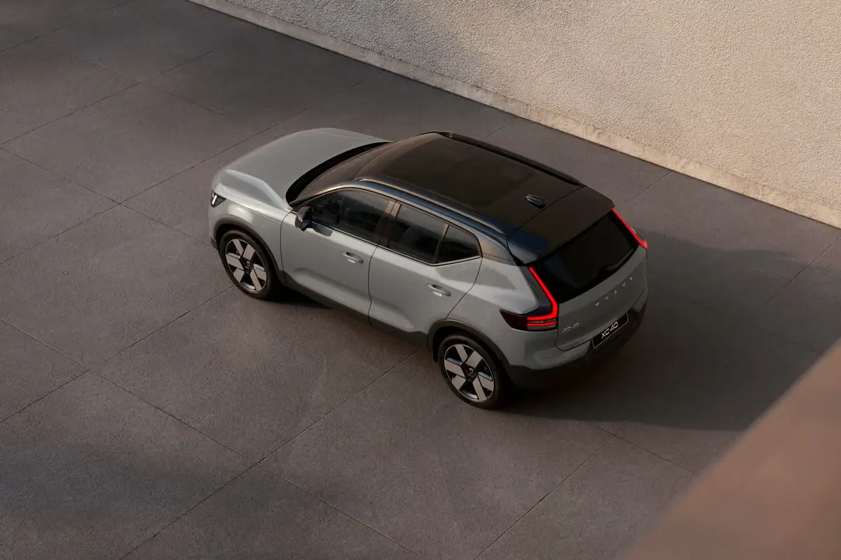 Volvo XC40 grise vue du dessus de trois quarts