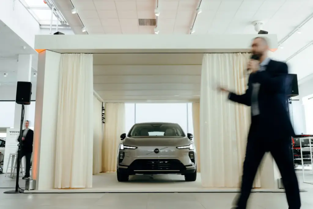 Présentation de la Volvo EX60 sous un pavillon de rideaux blancs