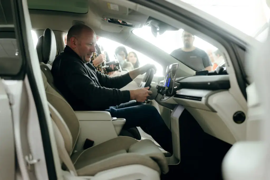 Invité découvrant l'habitacle de la Volvo EX60