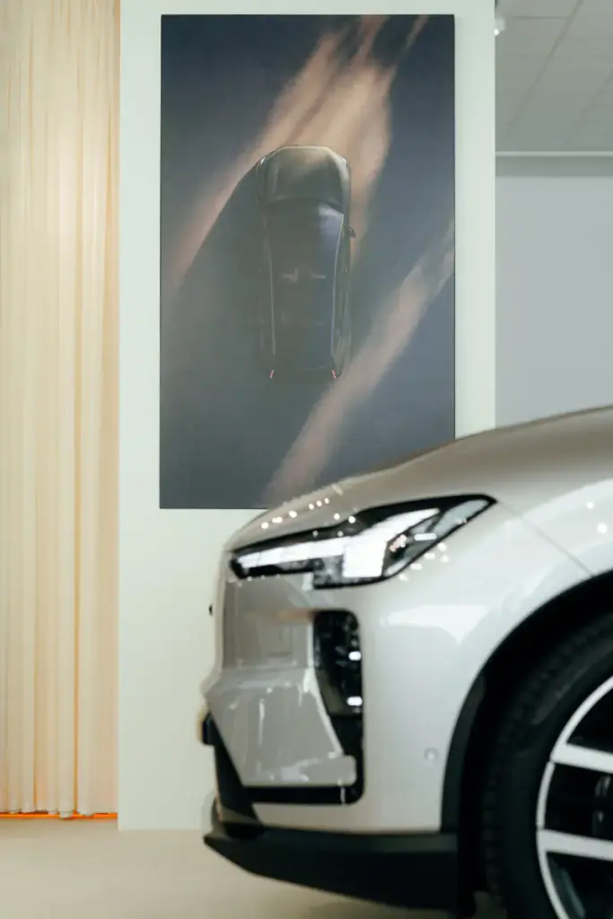 Détail de la face avant de la Volvo EX60