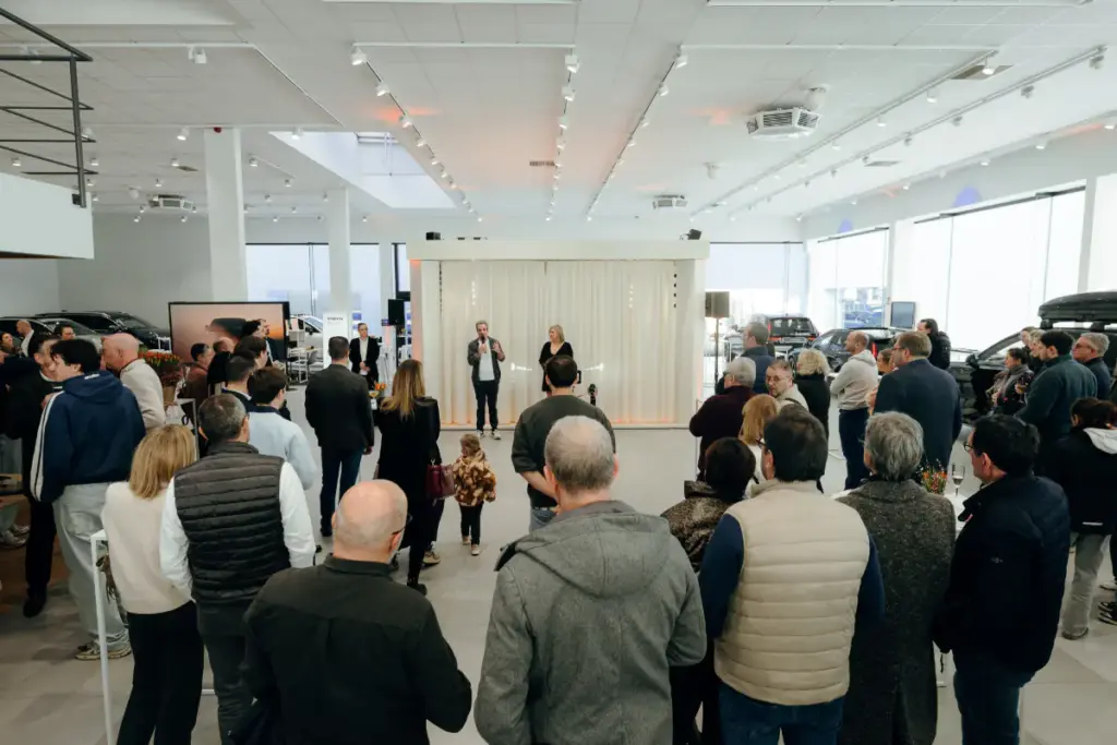 Public réuni dans le showroom pour la présentation de la Volvo EX60