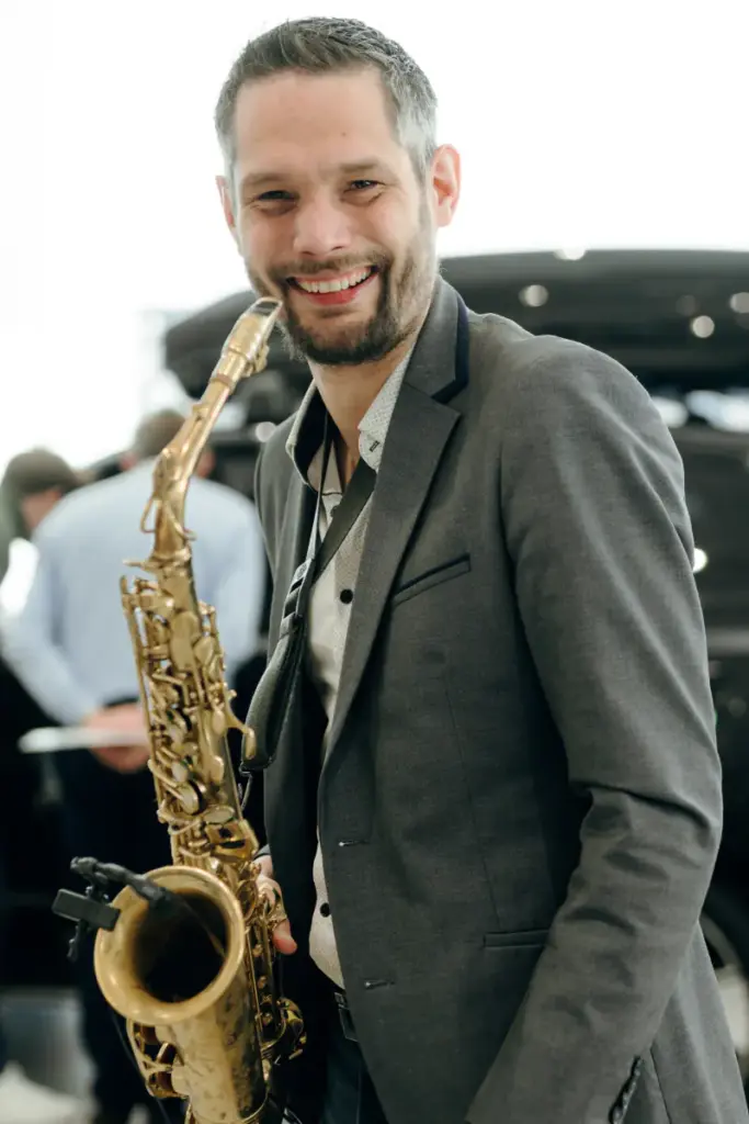 Saxophoniste animant la soirée