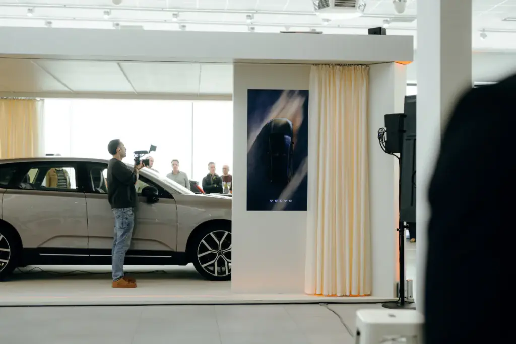 Volvo EX60 exposée dans le showroom Volvo Scandia Liège
